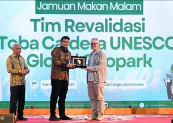 metrodeli/istimewa JAMUAN: Gubernur Sumut Bobby Nasution dan Wakil Gubernur Sumut Surya menjamu makan malam Tim Revalidasi Kaldera Toba UNESCO Global Geopark di Aula Tengku Rizal Nurdin, Rumah Dinas Gubernur Sumut, Jalan Sudirman Nomor 41, Medan, baru-baru ini.