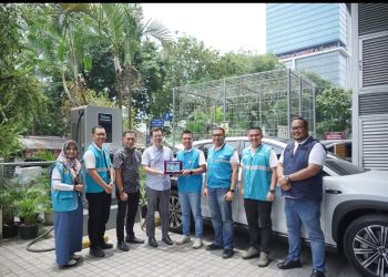 Analisa/istimewa CENDERAMATA : GM PLN UID Sumut Ahmad Syauki didampingi Senior Manajer Dhoni Adriansyah, Manajer UP3 Medan Edy Saputra, Asmen Andi Surbakti, Rita dan lainnya memberikan cenderamata sebagai apresiasi dari PLN kepada Cambridge Hotel Medan, Rabu, 10 September 2025.