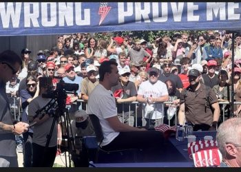 metrodeli/istimewa DITEMBAK : Politikus sayap kanan Charlie Kirk berbicara dalam sebuah acara publik di Utah Valley University beberapa menit sebelum ia ditembak di Orem, Utah, pada 10 September 2025. (AMY KING) Sumber : AP