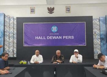 metrodeli/istimewa Ketua Umum PWI Pusat peride 2025-2030, Akhmad Munir didampingi Ketua Dewan Kehormatan Atal S. Depari dan Sekjen Zulmansyah Sekedang menyampaikan susunan pengurus baru hasil kongres PWI Persatuan di Bekasi beberapa hari lalu. Foto: Humas PWI