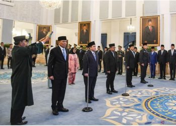 metrodeli/istimewa LANTIK: Menteri Koordinator Bidang Politik dan Keamanan Djamari Chaniago (kiri), Wakil Kepala Badan Gizi Nasional Nanik Sudaryati Deyang (kedua kiri), Menteri Pemuda dan Olahraga Erick Thohir (ketiga kiri), Kepala Kantor Staf Kepresidenan M Qodari (keempat kiri), Penasihat Khusus Presiden Bidang Keamanan dan Ketertiban Masyarakat serta Reformasi Kepolisian Ahmad Dofiri (kedua kanan), dan Kepala Badan Komunikasi Pemerintah Angga Raka Prabowo (kanan) mengikuti pelantikan dan pengambilan sumpah jabatan oleh Presiden Prabowo Subianto pada acara Pelantikan Menteri dan Wakil Menteri Negara Kabinet Merah Putih Dalam Sisa Masa Jabatan Periode Tahun 2024-2029 di Istana Negara, Jakarta, Rabu 17 September 2025. ANTARA FOTO/Muhammad Adimaja/aww.