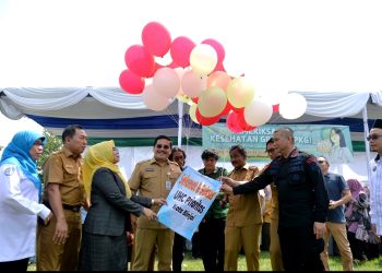 metrodeli/istimewa LUNCURKAN : Sekdaprovsu Togap Simangunsong meluncurkan secara resmi Program Universal Health Coverage (UHC) Prioritas Kota Binjai di Lapangan Asrama 121 Kebun Lada Kota Binjai, Senin 22 September 2025. Program Cakupan Kesehatan Menyeluruh ini memastikan masyarakat Binjai dapat berobat secara gratis di seluruh rumah sakit hanya menggunakan KTP.