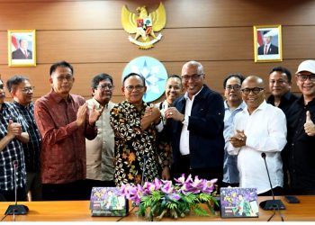 metrodeli/istimewa SERAHKAN : Ketua Dewan Pers, Komaruddin Hidayat, didampingi Wakil Ketua Totok Suryanto, serta anggota Dewan Pers Abdul Manan, Muhammad Jazuli, dan jajaran lainnya membuka dan menyerahkan kembali Sekretariat PWI Pusat kepada Ketua Umum PWI Pusat Akhmad Munir, Ketua Dewan Kehormatan Atal S. Depari, Sekjen Zulmansyah Sekedang, serta sejumlah pengurus pusat lainnya. di Gedung Dewan Pers, Kamis, 25 September 2025.