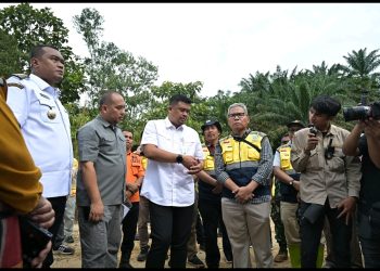 metrodeli/istimewa TINJAU :Gubsu M Bobby Afif Nasution bersama Bupati Toba Effendi Sintong Panangian Napitupulu, didampingi OPD meninjau sejumlah ruas jalan provinsi yang menghubungkan Kabupaten Labuhanbatu Utara dan Kabupaten Toba, yang rusak, Kamis 25 September 2025.