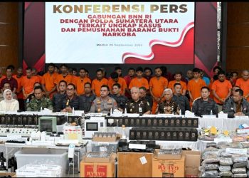 metrodeli/istimewa MUSNAHKAN NARKOBA: Kepala BNN Pusat Komjen Pol Suyudi Aryo Seto bersama Kapoldasu Irjen Whisnu Hermawan Februanto, Pangdam I/BB Mayjen TNI Rio Ferdianto, Wagubdu Surya, Ketua DPRD SU Erni Aryanti Sitorus, Kajatisu Harli Siregar memperlihatkan barang bukti sebelum dimusnahkan, Jumat 26 September 2025.