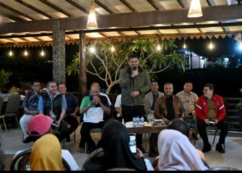 metrodeli/istimewa DISKUSI : Gubsu M Bobby Nasution diskusi dengan para pelaku seni dan tour guide di Wisma Leuser Sibayak, Bahorok, Kabupaten Langkat, Jumat 26 September 2025 malam.