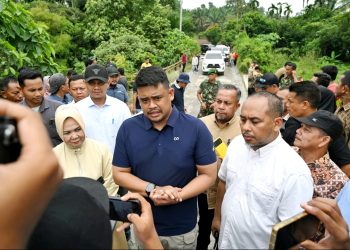metrodeli/istimewa DAMPINGI: Gubernur Sumatera Utara (Sumut) Bobby Nasution didampingi Wakil Bupati Langkat Tiorita Surbakti meninjau jalan dan jembatan yang rusak di Desa Sei Musam dan Kwala Musam Kecamatan Batangserangan, Kabupaten Langkat, Sabtu 27 September 2025. Selanjutnya Gubernur juga meninjau Puskesmas di Desa Sei Bamban, Kecamatan Batangserangan.