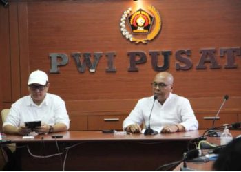 metrodeli/istimewa KETERANGAN PERS : Ketua Umum PWI Pusat Akhmad Munir bersama Sekjen Zulmansyah Sekedang memberikan keterangan terkait pencabutan kartu liputan istana wartawan CNN Indonesia. Foto: PWI