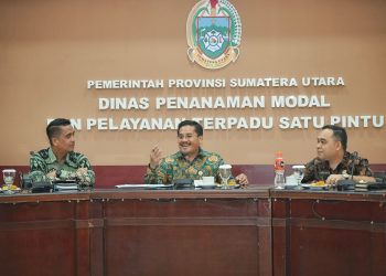 metrodeli/istimewa  KUNJUNGAN : Sekdaprovsu Togap Simangunsong mengunjungi Dinas PMPTSP Sumut, Jalan KH Wahid Hasyim, Medan, Jumat (12/9). 