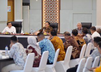 metrodeli/amru lubis RAKOR: Sekretaris Daerah Provinsi Sumatera Utara (Sumut) Togap Simangungsong membuka Rapat Koordinasi serta Pelaksanaan Implementasi Penyelenggaraan Program Jaminan Sosial Ketenagakerjaan khususnya pekerja rentan nelayan dan pembudi daya ikan di Aula Raja Inal Siregar Lantai 2 Kantor Gubernur Sumut Jalan Diponegoro Kota Medan, Jumat 26 September 2025.