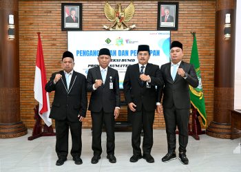 metrodeli/istimewa LANTIK PD: Wakil Gubernur Sumut Surya melantik Uswatul Hasan sebagai Direktur PT Perkebunan Sumut dan Swangro Lumbanbatu sebagai Direktur PD Aneka Industri dan Jasa, di Anjungan lantai 9, Kantor Gubernur Sumut, Jalan Diponegoro No. 30, Medan, Kamis 4 September 2025.