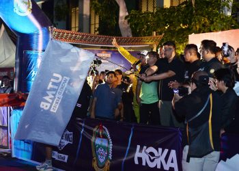 metrodeli/istimewa MELEPAS : Gubernur Sumatera Utara (Sumut) Bobby Nasution melepas (flag off) para peserta lomba lari lintas alam Trail of the Kings Lake Toba by UTMB dengan jarak tempuh 100 km di Marianna resort and convention Tuktuk Siadong Kabupaten Samosir, Sabtu 18 Oktober 2025.