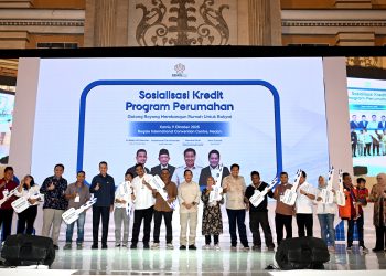 metrodeli/istimewa SOSIALISASI : Gubernur Sumatera Utara (Sumut) Muhammad Bobby Afif Nasution bersama Anggota Dewan Perwakilan Rakyat Republik Indonesia (DPR RI) Musa Rajekshah mendampingi Menteri Perumahan dan Kawasan Permukiman (PKP) Maruarar Sirait dan Menteri Dalam Negeri Tito Karnavian pada acara Sosialisasi Kredit Program Perumahan di Regale International Convention Center Jalan Adam Malik, Medan, Kamis 9 Oktober 2025.