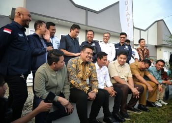 metrodeli/istimewa TINJAU RUMAH SUBSIDI :Gubernur Sumatera Utara (Sumut) Bobby Afif Nasution bersama Bupati Deliserdang Asri Ludin Tambuan mendampingi Menteri Perumahan dan Permukiman Republik Indonesia Maruarar Sirait pada kunjungan kerja meninjau perumahan subsidi SMK Residence 2 di Jalan Sentosa, Lubukpakam, Kabupaten Deliserdang, Selasa 7 Oktober 2025.