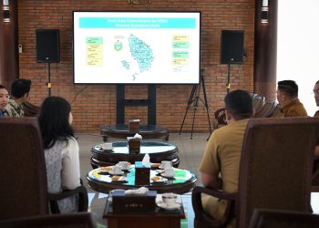 metrodeli/istimewa AUDIENSI : Gubernur Sumatera Utara (Sumut) Bobby Afif Nasution, di dampingi OPD, menerima audiensi tim Google for Education di Anjungan lantai 9, Kantor Gubernur Sumut, Jalan Pangeran Diponegoro Nomor 30 Medan, Senin 6 Oktober 2025.