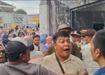 metrodeli/istimewa RICUH: Aksi demo di PT Universal Gloves berujung ricuh, Senin 6 Oktober 2025.