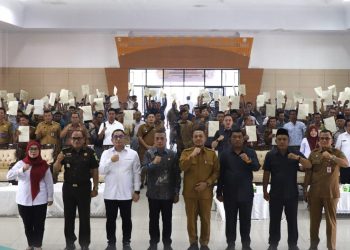 metrodeli/istimewa KUNKER: Kepala Kanwil BPN Provinsi Sumatera Utara Sri Pranoto melaksanakan kunjungan kerja ke Kabupaten Padanglawas Utara untuk menyerahkan 400 sertipikat tanah hasil Program Pendaftaran Tanah Sistematis Lengkap (PTSL) kepada masyarakat, Senin 7 Oktober 2025.