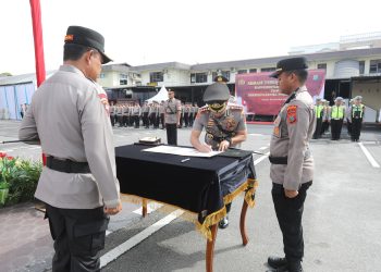 metrodeli/istimewa SERAHTERIMA : Kapolda Sumut Irjen Pol Whisnu Hermawan Februanto, S.I.K., M.H menyerahkan terimakan jabatan Kapolrestabes Medan dari Brigjen Pol Dr. Gidion Arif Setyawan, S.I.K., S.H., M.Hum. kepada Kombes Pol Dr. Jean Calvijn Simanjuntak, S.I.K., M.H., serta serah terima jabatan Direktur Reserse Narkoba Polda Sumut dari Kombes Pol Dr. Jean Calvijn Simanjuntak kepada Kombes Pol Andy Arisandi, SH, SIK, MH di Lapangan Apel Polrestabes Medan, Kamis 9 Oktober 2025.