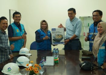 metrodeli/istimewa SAMBUNGAN BARU: Manager PLN UP3 Rantauprapat, Dwita A.S, beserta jajaran disambut langsung Direktur Utama PT Sintong Unigolden Gloven saat merealisasikan penyambungan baru pelanggan Tegangan Menengah (TM) dengan tarif dan daya I3 sebesar 2.770.000 VA hanya dalam waktu satu hari (one day service), belum lama ini.