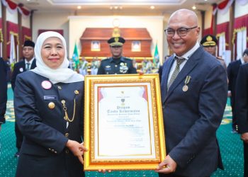 metrodeli/istimewa LENCANA KEHORMATAN: Ketua Umum Persatuan Wartawan Indonesia (PWI) Pusat, Akhmad Munir, menerima Lencana Kehormatan Provinsi Jawa Timur “Jer Basuki Mawa Beya” dari Gubernur Jawa Timur Khofifah Indar Parawansa pada puncak peringatan Hari Jadi ke-80 Provinsi Jawa Timur di Gedung Negara Grahadi, Surabaya, Minggu 12 Oktober 2025.