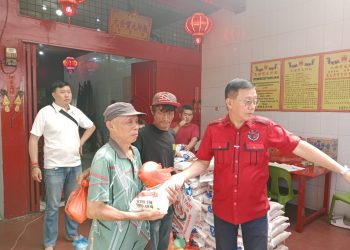 metrodeli/istimewa DONATUR : Ketua DPC PDI Perjuangan Kota Medan, Hasyim SE bersama donatur menyalurkan 800 paket sembako kepada warga yang membutuhkan, Minggu 12 Oktober 2025.