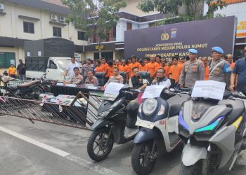 metrodeli/istimewa PAPARKAN : Kapolrestabes Medan Kombes Pol Jean Calvijn Simanjuntak, didampingi Kasat Reskrim AKBP Bayu Putro Wijayanto dan Kasat Narkoba Kompol Rafli Yusuf Nugraha, memaparkan hasil pengungkapan tersebut kepada wartawan di Mapolrestabes Medan, Sabtu 18 Oktober 2025.