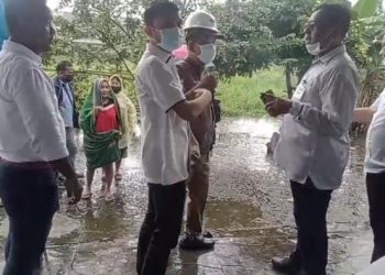 metrodeli/istimewa SAMBANGI: Petugas Direktorat Reserse dan Kriminal Khusus (Ditkrimsus) Unit III Tipiter Polda Sumatera Utara, menyambangi rumah-rumah warga masyarakat sekitar Pabrik Sarung Tangan PT. Universal Gloves di Jalan Pertahanan, Gang Sahabat, Dusun I, Desa Patumbak Kampung, Kecamatan Patumbak, Kabupaten Deliserdang, Senin 20 Oktober 2025.