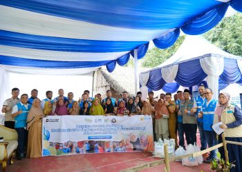 metrodeli/istimewa PIMPIN : General Manager PLN UID Sumatera Utara, Ahmad Syauki, hadir memimpin langsung pelaksanaan penyalaan LUTD di Jalan Pinang II, Kecamatan Stabat, Kabupaten Langkat, Senin 20 Oktober 2025.