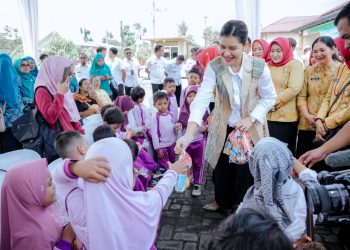 metrodeli/istimewa IMUNISASI: Ketua Tim Penggerak Pemberdayaan Kesejahtetaan Keluarga (TP PKK) Provinsi Sumatera Utara (Sumut) Kahiyang Ayu meninjau langsung kegiatan imunisasi zero dose di Aula Dinas Kesehatan Kota Binjai, Jalan Ikan Hiu Nomor 59, Kota Binjai, Rabu 8 Oktober 2025.