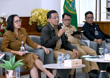 metrodeli/istimewa KONFERENSI PERS: Kepala Dinas Perindustrian, Perdagangan dan ESDM Sumut Fitra Kurnia bersama Kepala Biro Perekonomian Setdaprov Sumut Poppy Hutagalung, Sekretaris Dinas Ketahanan Pangan, Tanaman Pangan dan Holtikultura Sumut Yusfahri Perangin-angin dan Pimpinan Wilayah Perum Bulog Budi Cahyanto saat konferensi pers terkait Pengendalian Inflasi untuk Jaga Daya Beli di Anjungan Dekranasda Sumut, lantai 1 Kantor Gubernur Sumut, Jalan Diponegoro No. 30, Medan, Selasa 7 Oktober 2025.