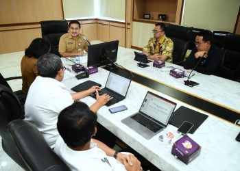 metrodeli/istimewa RAKOR: Sekdaprov Sumut Togap Simangunsong memimpin Rapat Koordinasi Ketersediaan Pasokan dan Harga Komoditas Pangan untuk Makan Bergizi Gratis (MBG) di Ruang Rapat I, lantai 2 Kantor Gubernur Sumut, Jalan Diponegoro No. 30, Medan, Selasa 14 Oktober 2025.
