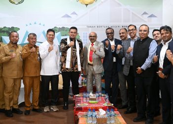 metrodeli/istimewa KUNJUNGAN : Gubernur Sumatera Utara Muhammad Bobby Afif Nasution didampingi Ketua Kamar Dagang & Industri (KADIN) Sumut Firsal Dida Mutyara beserta sejumlah OPD menerima kunjungan Konsul Jenderal India di Medan Ravi Shanker Goel bersama Confederation Of India Industry (CII) di Paviliun Serdangbedagai Pekan Raya Sumatera Utara (PRSU) Tapiandaya, Jalan Gatot Subroto Medan, Senin 13 Oktober 2025.