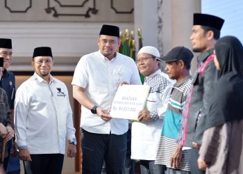 metrodeli/istimewa SIMBOLIS : Gubsu M Bobby Nasution menyerahkan Zakat secara simbolis kepada para penerima manfaat pada Penyerahan Zakat Triwulan III Baznas Provinsi Sumut di Aula Raja Inal Siregar Lantai 2 Kantor Gubernur Sumut Jalan Diponegoro Kota Medan, Rabu 15 Oktober 2025.