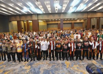 metrodeli/istimewa APLIKASI PASADA : Gubsu Muhammad Bobby Afif Nasution bersama Forkopimda dan BPS secara bersamaan "melaunching aplikasi PASADA" Portal Anjungan Satu Data Provinsi Sumatera Utara pada acara Konreg PDRB ISE 2025 se-Sumatera di Hotel Santika Medan, Jumat 17 Oktober 2025.