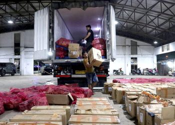 metrodeli/istimewa KEDATANGAN CABAI :Kedatangan tahap pertama cabai merah dari Pulau Jawa, di Pasar Lau Cih, Medan, baru-baru ini.