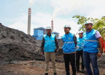 metrodeli/istimewa NGECEK: General Manager PLN UID Sumut, Ahmad Syauki (dua dari kiri) didampingi Senior Manager UBP Pangkalan Susu, I Nyoman Buda, (kiri) saat mengecek Pasokan Batubara PLTU Pangkalan Susu, Kamis 2 September 2025.