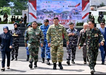 metrodeli/istimewa HUT KE-80 TNI : Gubernur Sumatera Utara (Sumut) Muhammad Bobby Afif Nasution bersama Ketua DPRD Sumut Erni Ariyanti Sitorus, Kapolda Sumut Irjen Pol Whisnu Hermawan Februanto, Kajati Sumut Harli Siregar, serta unsur Forkopimda lainnya menghadiri Upacara HUT ke-80 TNI di Kawasan Lapangan Merdeka Medan, Minggu 5 Oktober 2025. Upacara dipimpin oleh Inspektur Upacara Kasdam I/BB Brigjen TNI Deki Santoso Pattinaya.