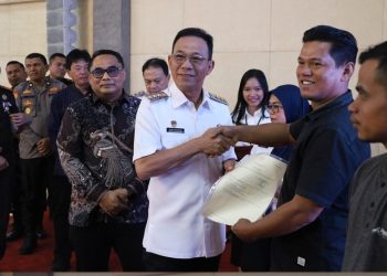 metrodeli/istimewa BAGIKAN SERTIFIKAT: Kepala Kanwil BPN Sumut Sri Pranoto, SSiT, MM bersama Bupati Tapsel H Gus Irawan Pasaribu, SE Ak dan lainnya saat membagikan sertifikat tanah PTSL di Gedung Serbaguna Komplek Kantor Bupati Kabupaten Tapanuli Selatan, Rabu 8 Oktober 2025.