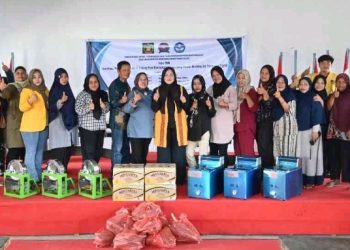 metrodeli/istimewa FOTO BERSAMA: Ketua Tim pengabdian masyarakat Yana Diana, SE, MSi, bersama anggota Nadya Andhika Putri, SKom, MKom dan Assoc, Prof. Dr. Sri Rahayu, SE, MM juga para anggota yang terdiri dari mahasiswa Universitas Pembangunan Panca Budi Prodi Manajemen Lufthi Nanda Syahputra Tambunan dan Sherly Anesha Br Ginting berfoto bersama para pelaku UMKM bagi pelaku usaha kecil di Desa Air Hitam, Kecamatan Gebang, Kabupaten Langkat, belum lama ini.