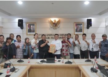 metrodeli/istimewa  CENDERAMATA: Ketua Persatuan Wartawan Listrik (PETIR) Amru Lubis didampingi Wakil Sekretaris Ucok Iswandi, Bendahara Iren, Wakil Bendahara Donny BD serta pengurus lainnya bersama menyerahkan cenderamata kepada General Manager PLN UID Sumut Ahmad Syauki didampingi SRM Keuangan Efron Lumbangaol usai Media Gathering peninjauan sejumlah SPKLU,  Senin 20 Oktober 2025.