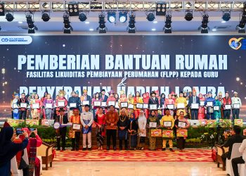 metrodeli/istimewa PUNCAK HGN : Gubsu Muhammad Bobby Afif Nasution didampingi Wakil Gubernur Surya dan Kadis Pendidikan Sumut Alexander Sinulingga pada perayaan puncak HGN 2025 di Aula Raja Inal Siregar, Kantor Gubernur Sumut Jalan Diponegoro 30, Medan, Selasa (25/11). Turut hadir Ketua TP PKK Sumut Kahiyang Ayu, Staf Ahli I TP PKK Sumut Titiek Sugiharti, serta jajaran Organisasi Perangkat Daerah (OPD) Pemprov Sumut.