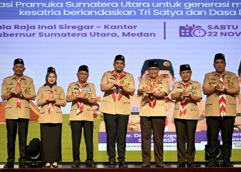 metrodeli/istimewa PELANTIKAN : Gubernur Sumatera Utara (Sumut) Muhammad Bobby Afif Nasution bersama Ketua Kwartir Nasional Gerakan Pramuka Budi Waseso, Wakil Gubernur Sumut Surya, Ketua DPRD Sumut Erni Ariyanti Sitorus, serta Pj. Sekdaprov Sumut Sulaiman Harahap, saat pelantikan Ketua Kwarda Sumut Dikky Anugerak Panjaitan beserta pengurus periode 2025-2030 di Aula Raja Inal Siregar, Sabtu 22 November 2025.