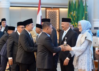 metrodeli/istimewa PELANTIKAN : Gubernur Sumatera Utara (Sumut) Bobby Nasution melakukan pelantikan dan pengambilan sumpah jabatan terhadap Sulaiman Harahap sebagai Penjabat Sekretaris Daerah Provinsi Sumut di Aula Raja Inal Siregar Lantai 2 Kantor Gubernur Sumut Jalan Diponegoro 30, Kota Medan, Senin 3 November 2025.