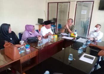 metrodeli/istimewa RAPAT: Ketua PWI Sumut, Farianda Putra Sinik, dan pengurus saat menggelar rapat, baru-baru ini.