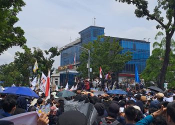 metrodeli/istimewa UNJUKRASA : Ratusan masyarakat demo ke Kantor Gubernur Sumut di Jalan Diponegoro Medan, Senin (20/11) menuntut agar PT Toba Pulp Lestari (TPL) ditutup.