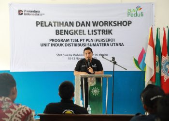 metrodeli/istimewa BUKA PELATIHAN : Manajer Komunikasi dan TJSL PLN UID Sumut Surya Putra Sitepu membuka pelatihan dan workshop bengkel listrik di SMA Swasta Muhammadiyah, Senin (10/11).