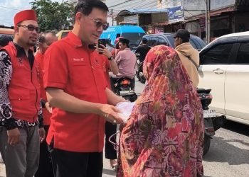 metrodeli/istimewa SAPA PENGEMUDI : Ketua DPC PDI Perjuangan Kota Medan Hasyim, SE tampak berdiri menyapa para pengemudi satu per satu sambil menyerahkan nasi kotak untuk makan siang, Jumat 14 November 2025.