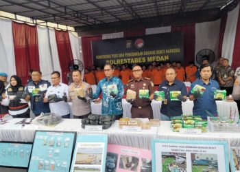 metrodeli/istimewa SITAAN NARKOBA: Kapolrestabes Medan, Kombes Pol Jean Calvijn Simanjuntak, didampingi Walikota Medan Rico Tri Putra Bayu Waas, Waka Polrestabes AKBP Rudy Silaen, Kasat Narkoba Kompol Raffl Yusuf Nugraha, serta unsur Forkopimda seperti BNNK Deli Serdang, Kejari Medan, Bea Cukai dan Kodim 02/01 menunjukkan hasil sitaan narkoba dari 212 tersangka yang ditangkap dalam Operasi Anti Narkoba di wilayah Medan dan sekitarnya dipaparkan di Mapolrestabes Medan, kemarin.
