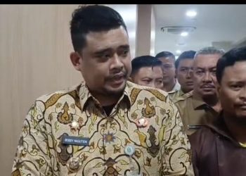 metrodeli/istimewa AKSI DAMAI: Gubernur Sumatera Utara (Sumut) Muhammad Bobby Nasution menghadiri Rapat Pembahasan Tindak Lanjut Aksi Damai dan Evaluasi Operasional PT. Toba Pulp Lestari (TPL) di Ruang Rapat I Lantai II Kantor Gubernur Sumut Jalan Diponegoro Nomor 30 Medan, Senin 24 November 2025.