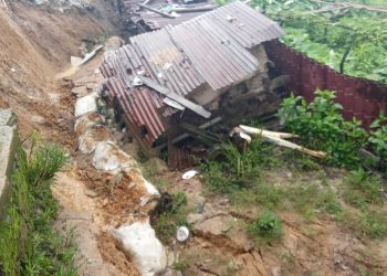 metrodeli/istimewa LONGSOR: Rumah tertimpa longsoran tanah di Lae Trondi Desa Boangmanalu Kecamatan Salak Kabupaten Pakpak Bharat, Rabu 26 November 2025.